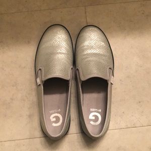 Guess slip on